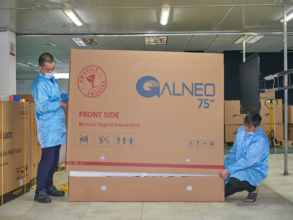 Linea di assemblaggio della fabbrica Riotouch IFPD — operatori impegnati nel pre-assemblaggio SKD e nei test di controllo qualità